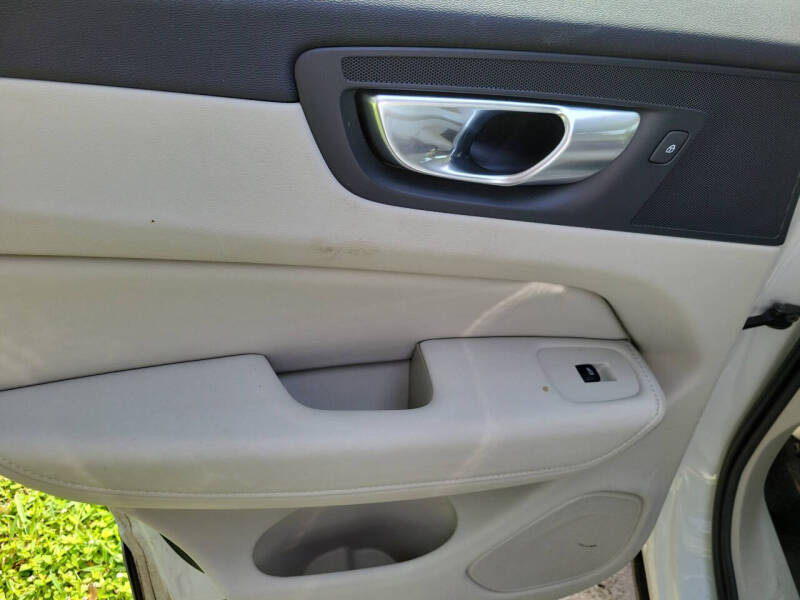 2023 Volvo XC60 B5 Plus Dark Theme