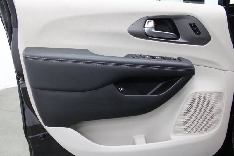 2024 Chrysler Pacifica Plug-In Hybrid Select