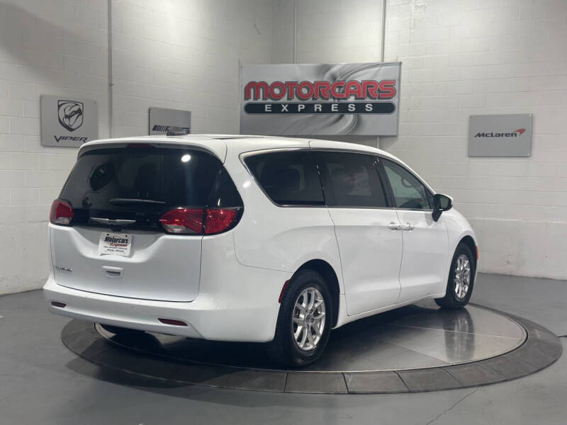 2023 Chrysler Voyager LX