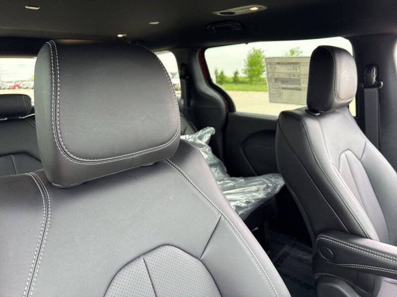 2027 Chrysler Pacifica Select
