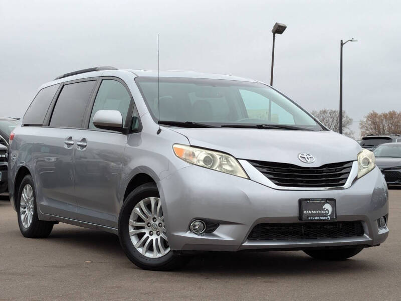 2014 Toyota Sienna XLE 7-Passenger Auto Access Seat