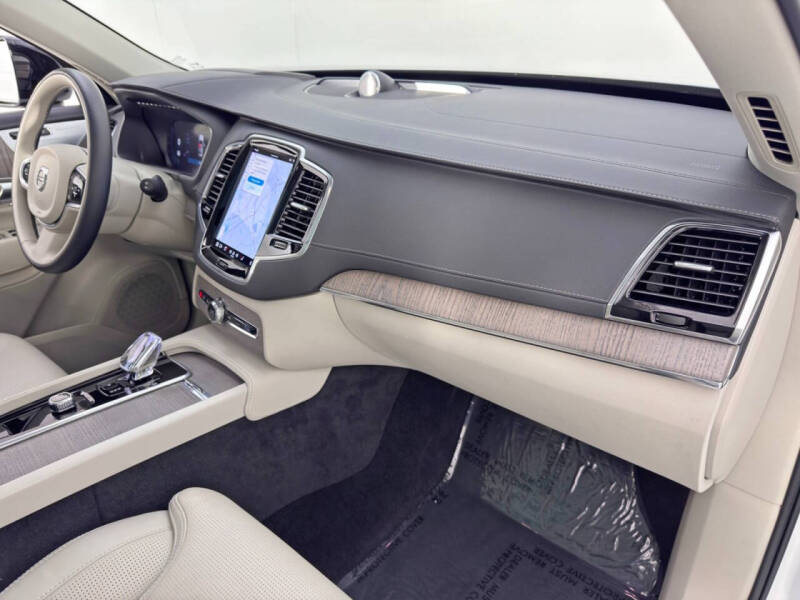 2023 Volvo XC90 Recharge T8 Ultimate Dark Theme