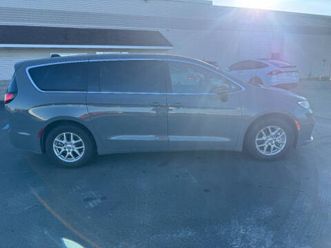 2025 Chrysler Pacifica Select