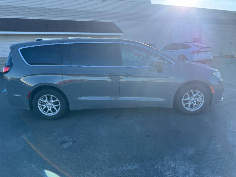 2025 Chrysler Pacifica Select