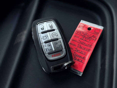 2027 Chrysler Pacifica Select