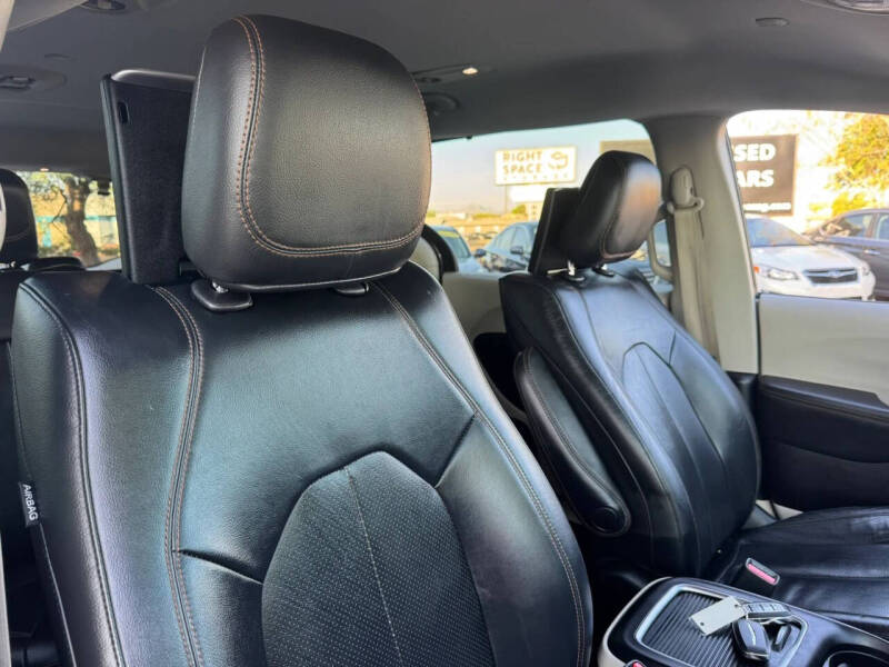 2017 Chrysler Pacifica Touring-L Plus