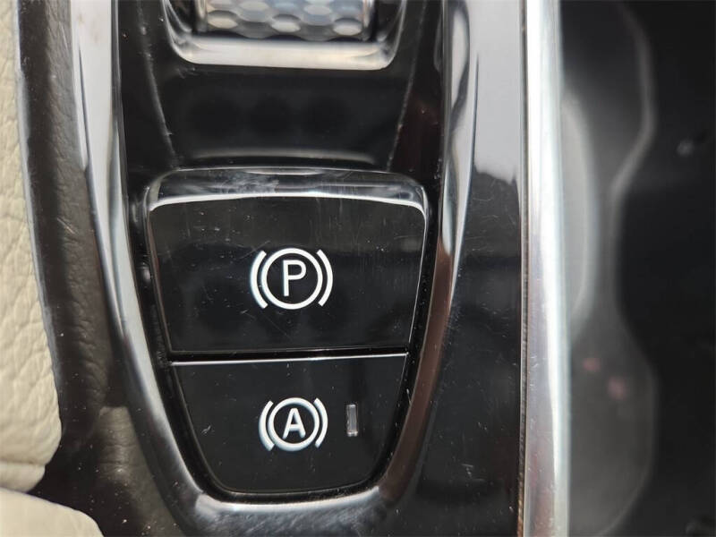 2021 Volvo XC90 T6 Momentum 7-Passenger