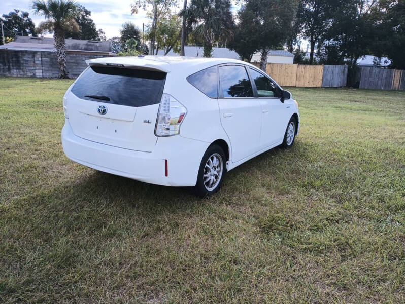 2014 Toyota Prius v Five