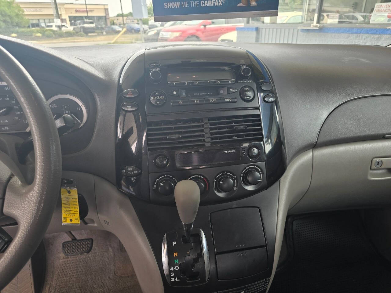 2005 Toyota Sienna for sale at QUEENSGATE AUTO SALES in York, PA