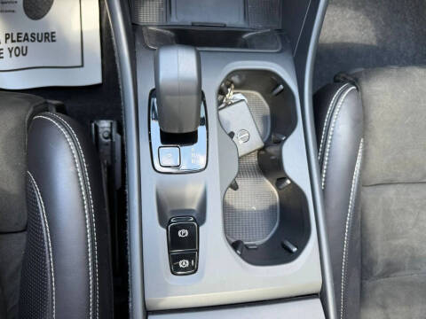 2025 Volvo XC40 B5 Core Bright Theme