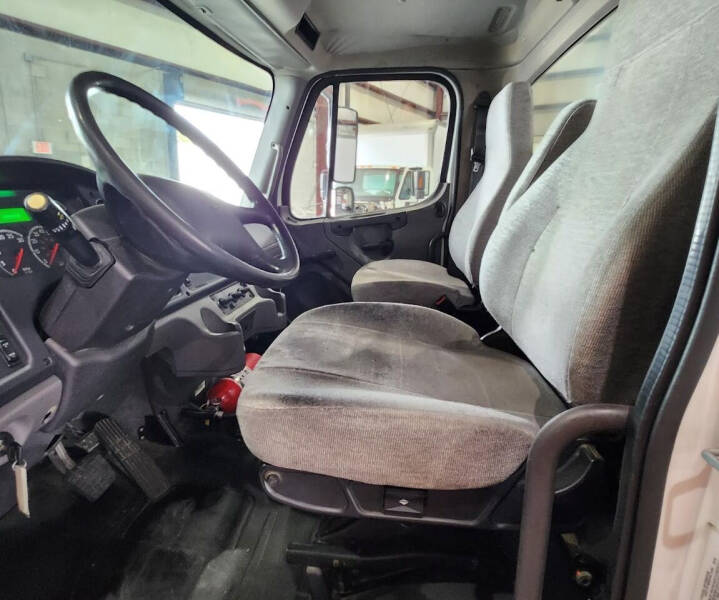 2017 Freightliner M2 106