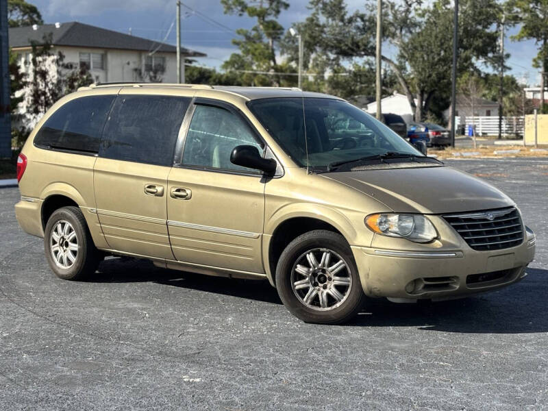 2005 Chrysler Town & Country Touring's photo