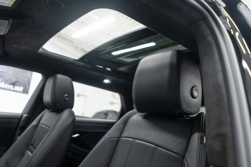 2023 Land Rover Range Rover Evoque P300 R-Dynamic HST