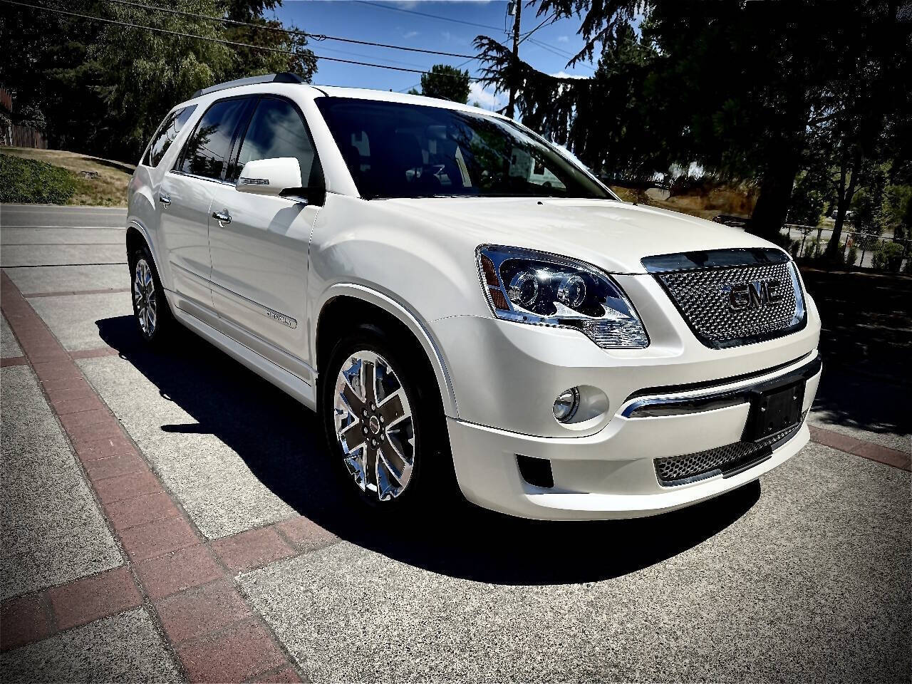 White Diamond Tricoat 2011 GMC Acadia SUV / Crossover All-Wheel Drive 6-Speed Automatic