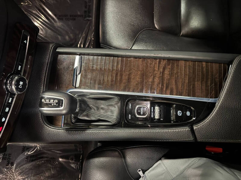 2016 Volvo XC90 T6 Momentum