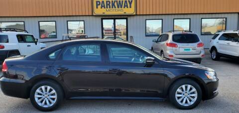 2013 Volkswagen Passat for sale at Parkway Motors in Springfield IL