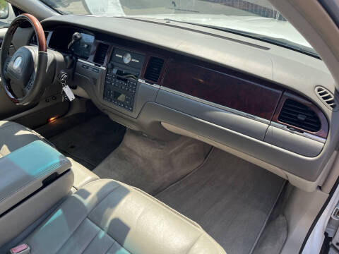 2003 Lincoln Town Car Signature