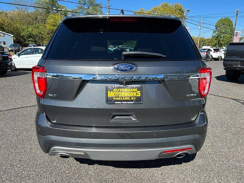 2017 Ford Explorer XLT photo 6