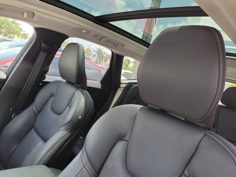 2024 Volvo XC60 Recharge T8 Ultimate Dark Theme