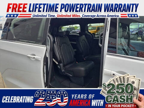 2027 Chrysler Pacifica Select