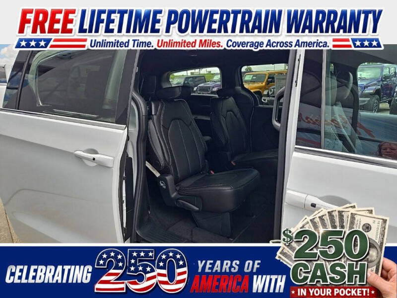 2027 Chrysler Pacifica Select