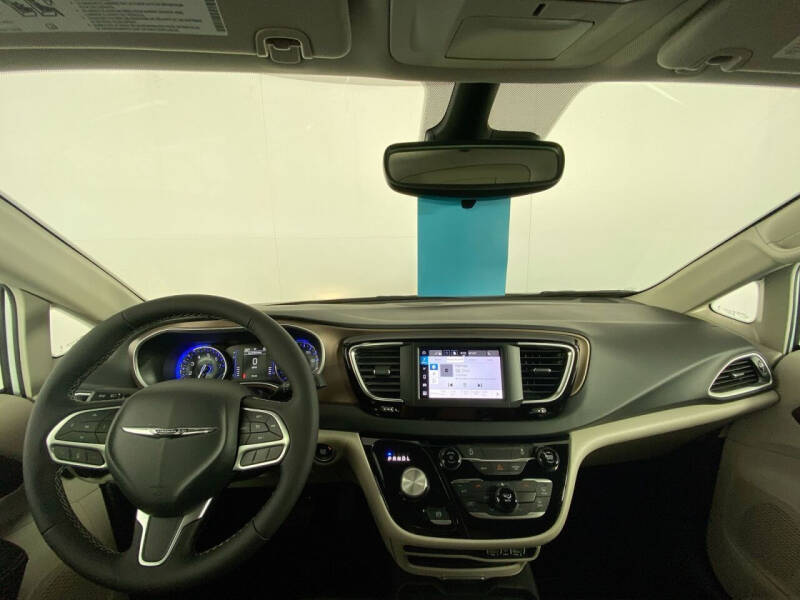 2024 Chrysler Voyager LX