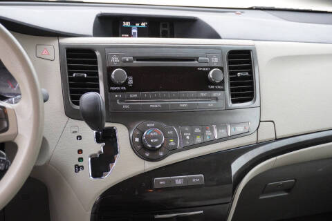 2013 Toyota Sienna LE 7-Passenger Auto Access Seat