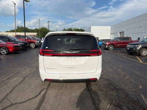 2025 Chrysler Pacifica Select