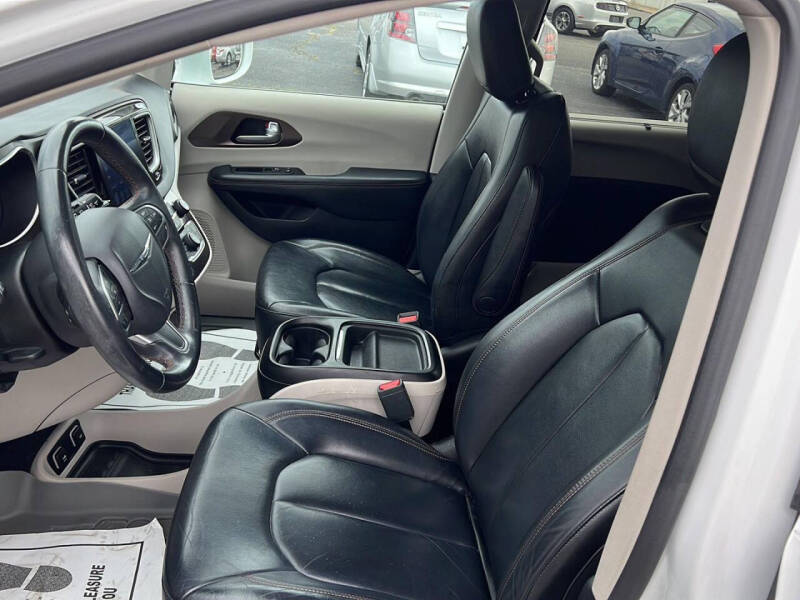 2017 Chrysler Pacifica Touring-L