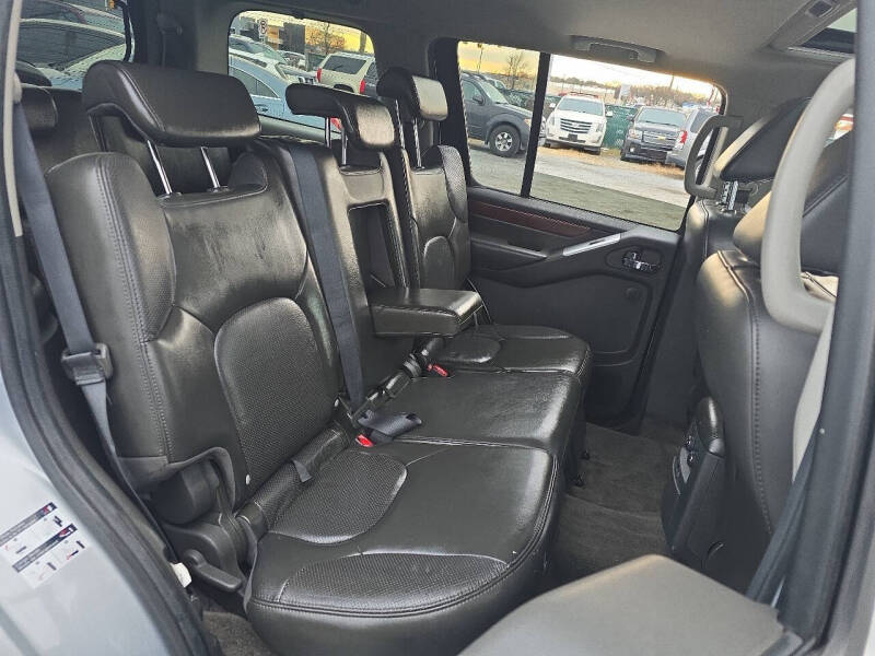 2011 Nissan Pathfinder LE