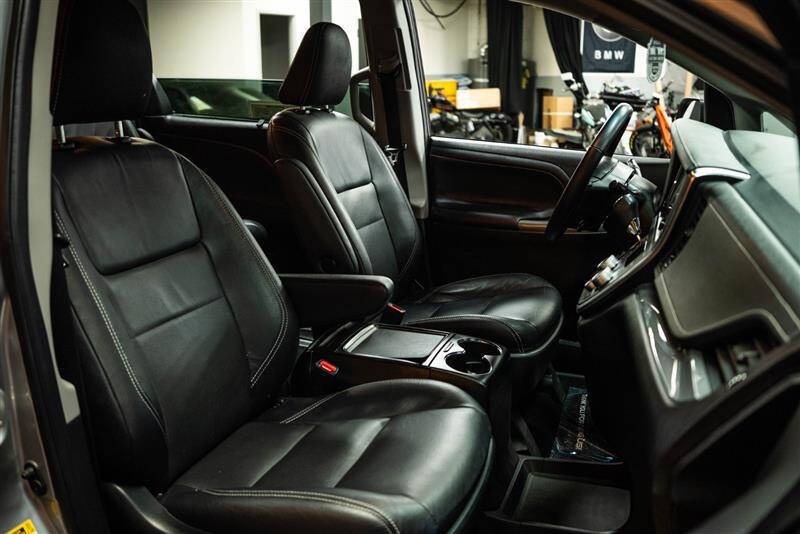 2017 Toyota Sienna SE Premium 8-Passenger