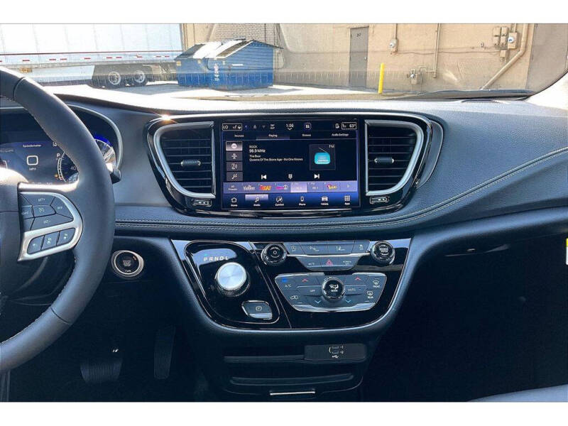 2027 Chrysler Pacifica Select