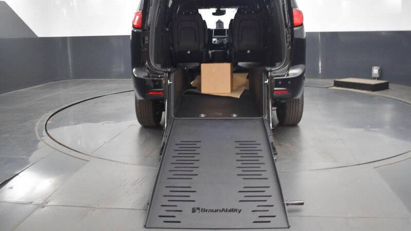 2025 Chrysler Voyager LX