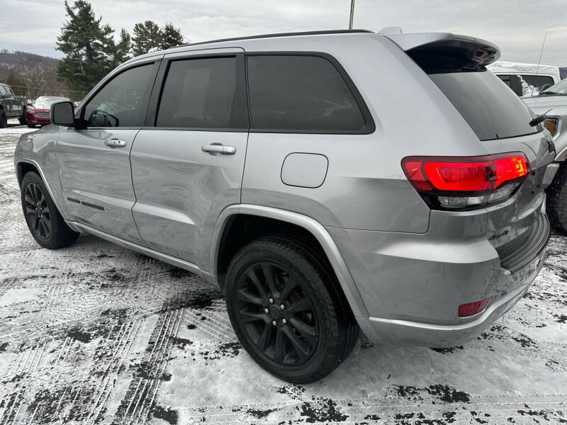 2017 Jeep Grand Cherokee Altitude photo 3