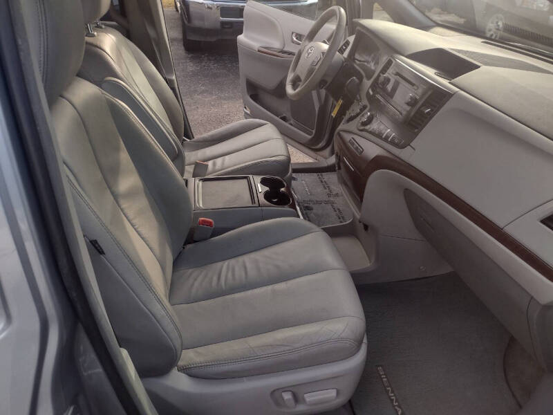 2014 Toyota Sienna XLE photo 18