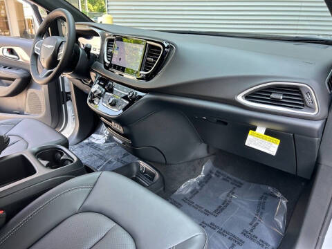 2025 Chrysler Voyager LX