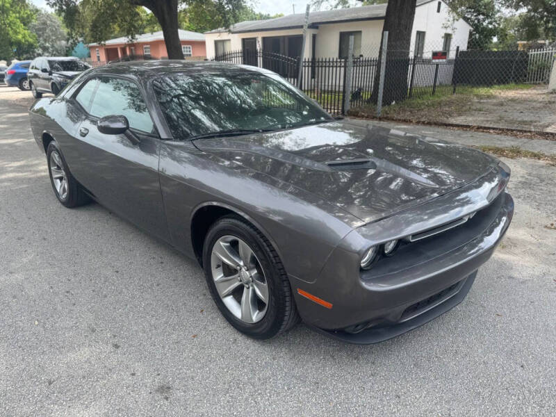 2016 Dodge Challenger SXT's photo