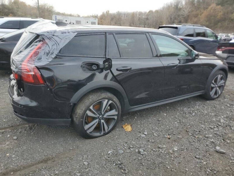 2025 Volvo V60 Cross Country B5 Plus