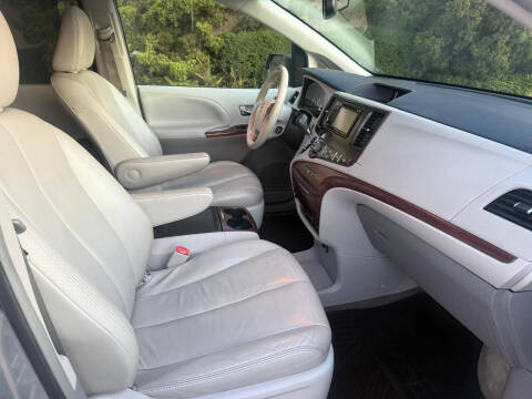 2013 Toyota Sienna XLE 8-Passenger