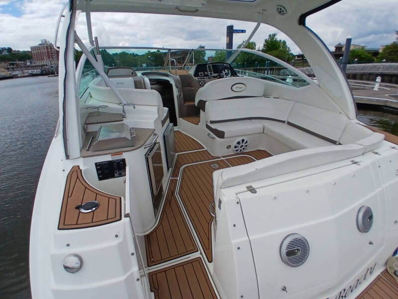 2012 Cruisers Yachts 380 Express