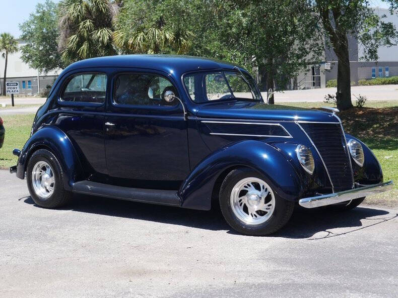 1937 Ford Deluxe