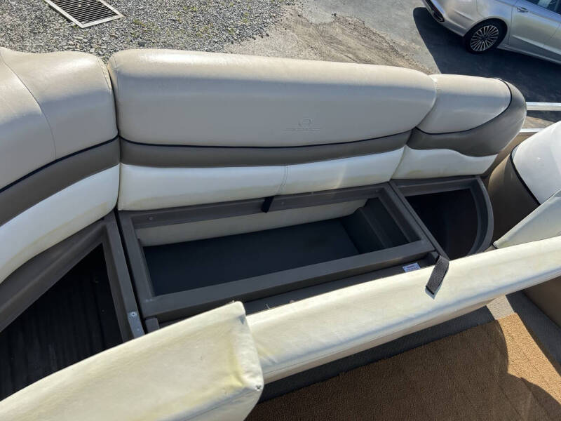 2000 Tracker PARTY BARGE 22