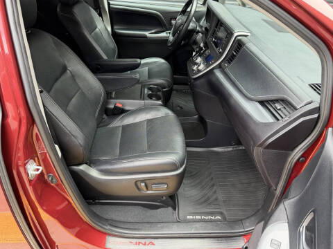 2020 Toyota Sienna SE 8-Passenger