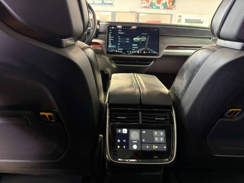 2025 Rivian R1S