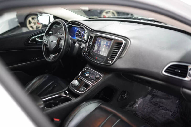 2017 Chrysler 200 Limited Platinum