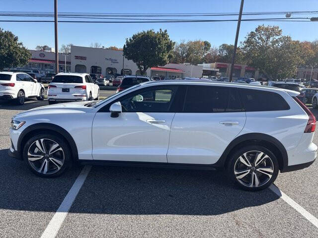 2025 Volvo V60 Cross Country B5 Plus