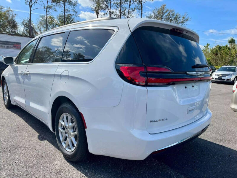 2022 Chrysler Pacifica Touring L photo 5