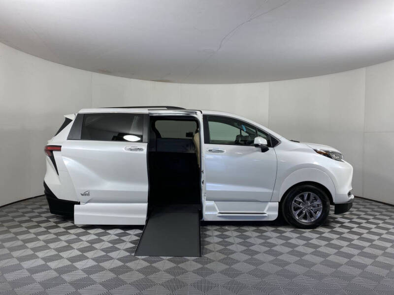 Used 2022 Toyota Sienna XLE with VIN 5TDJSKFC2NS042055 for sale in Tucker, GA