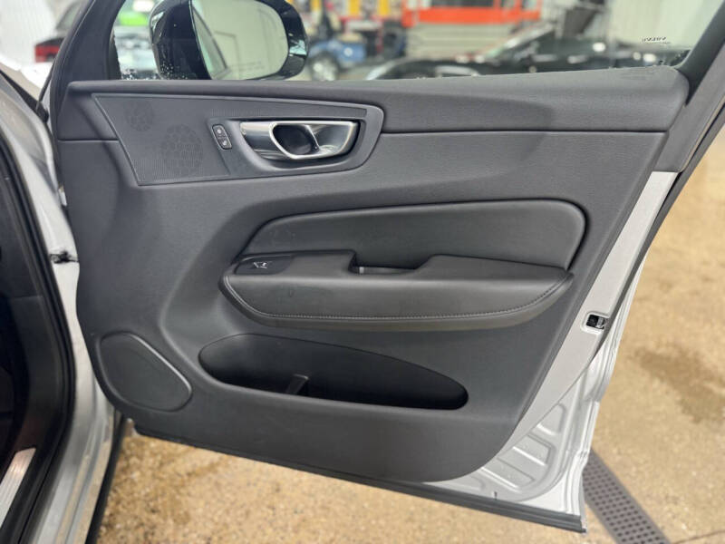 2024 Volvo XC60 B5 Core Dark Theme