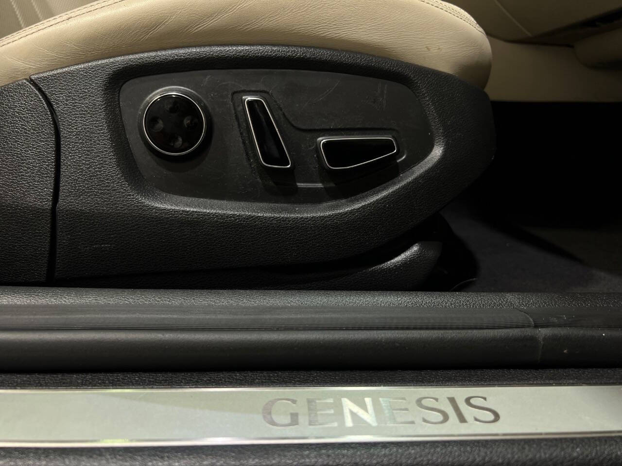 2016 Hyundai Genesis Base photo 42